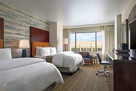 Traditional Double Room with City View - Mobility/Hearing Accessible with Roll-In Shower