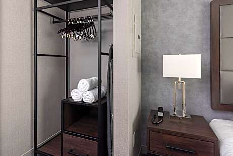 1 Bedroom Executive Suite, 1 King, Sofa bed, Corner room