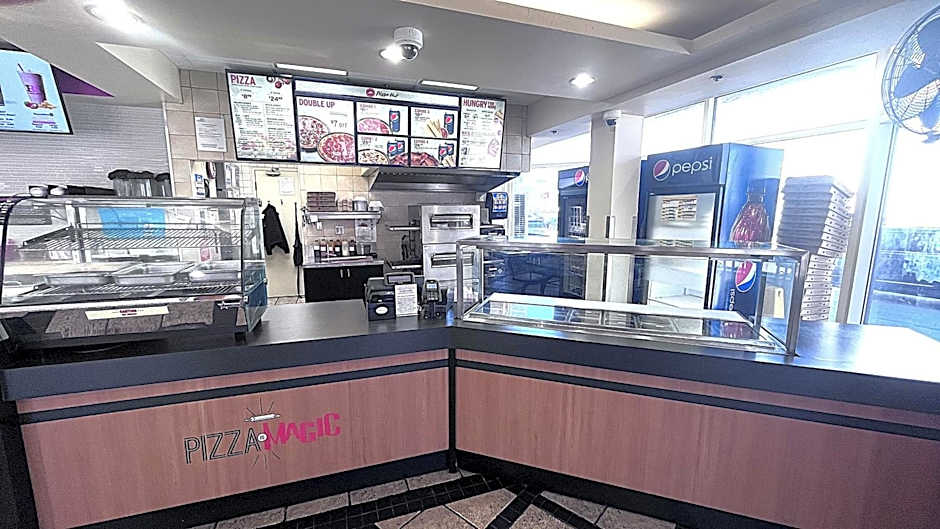 Howard Johnson Hotel by Wyndham by the Falls Niagara Falls