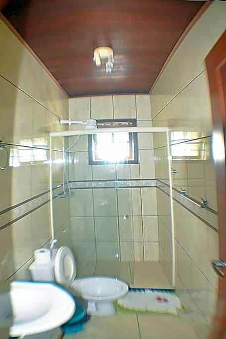 Casa com 4 suítes, cozinha, churrasqueira e praia