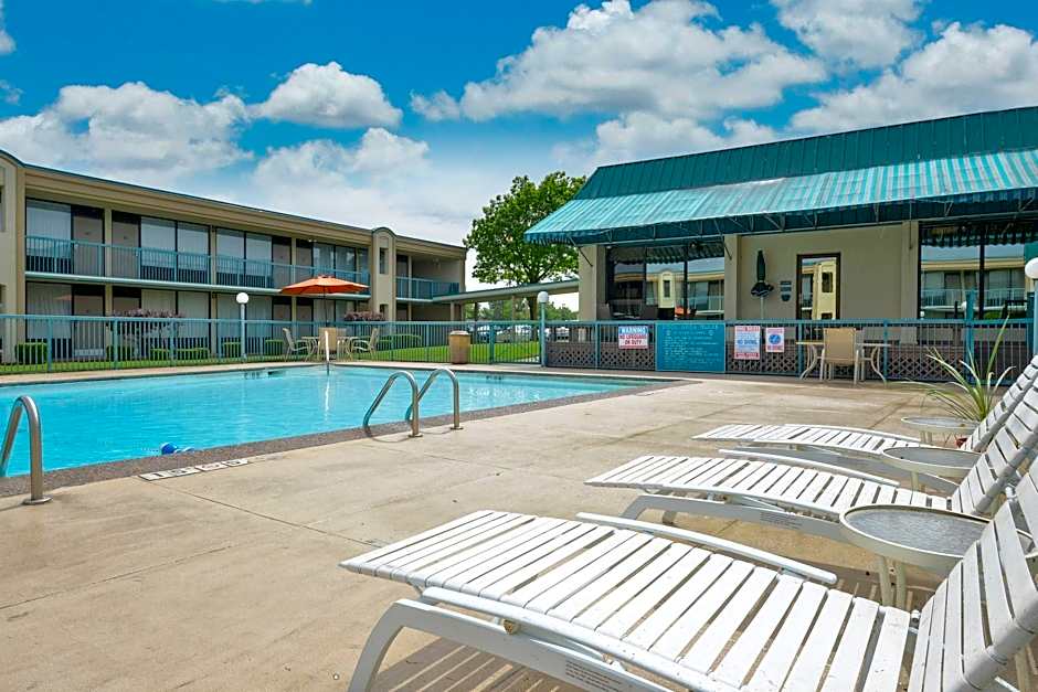 Lamplighter Inn and Suites