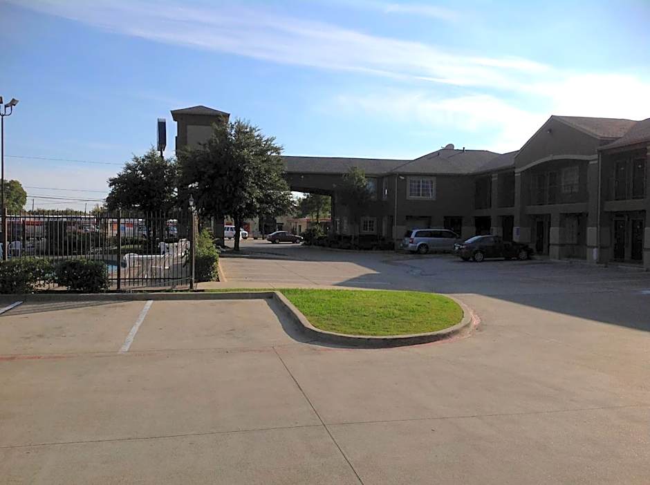 Howard Johnson by Wyndham Grand Prairie Near Lone Star Park