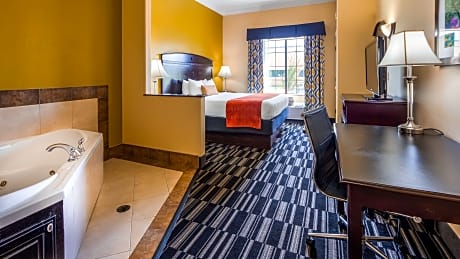 SUITE-1 KING BEDMOBACCCOMASTWHIRLROLLSHNSMKFULL BREAKFAST