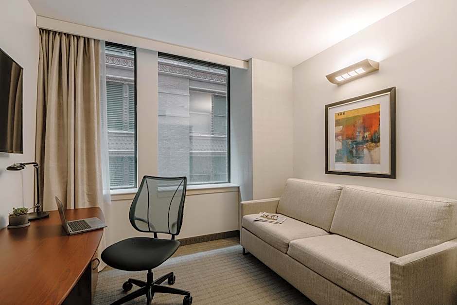 CLUB QUARTERS HOTEL, CENTRAL LOOP