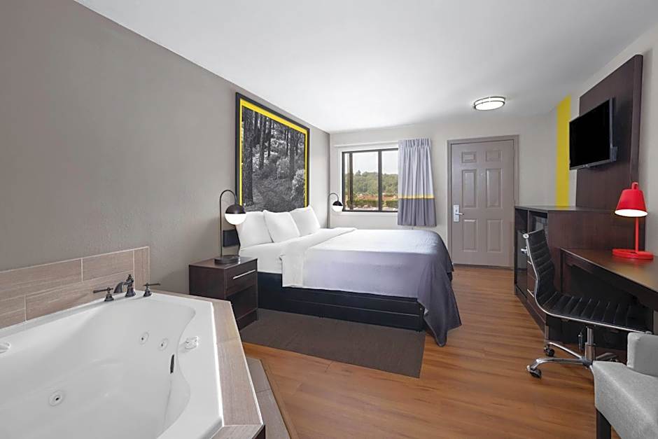 Super 8 by Wyndham Helen