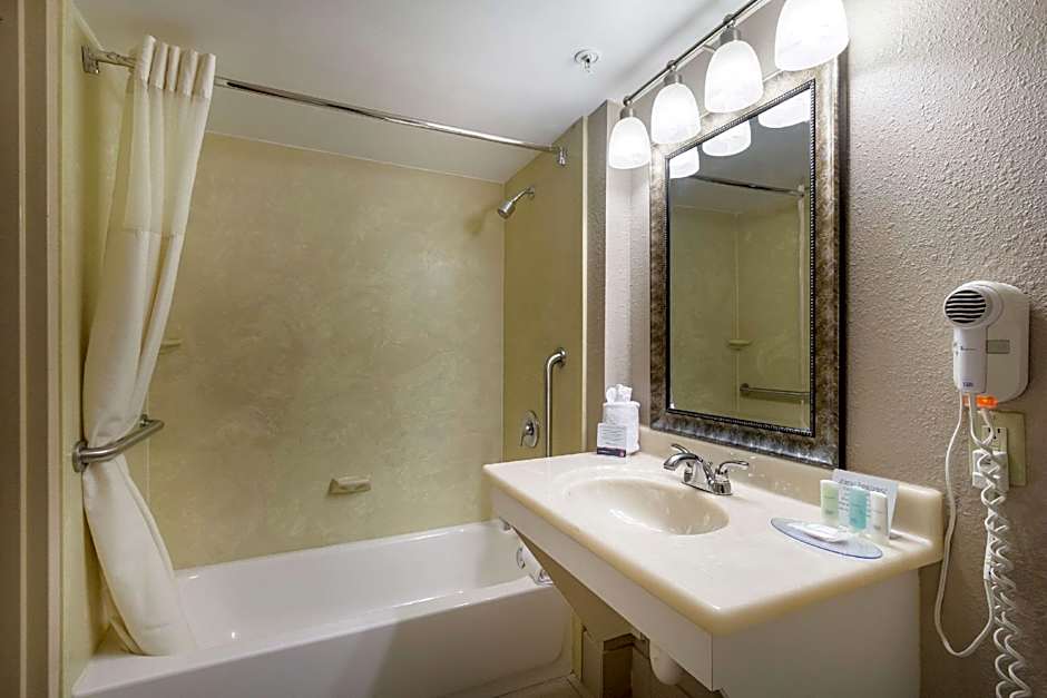 Clarion Hotel Beachwood-Cleveland