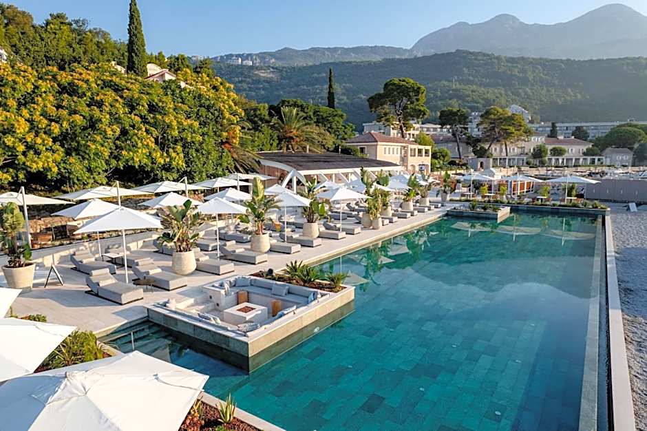 Lazure Hotel & Marina