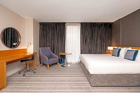 Standard King Room with Lounge Access