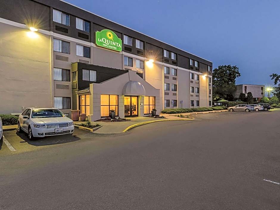 La Quinta Inn & Suites by Wyndham Warwick-Providence Airport