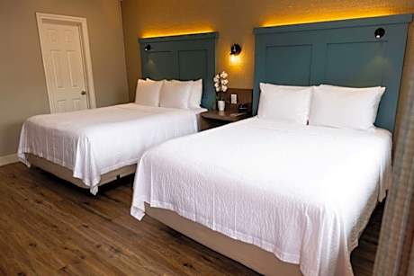 2-Queen Room. Pets OK