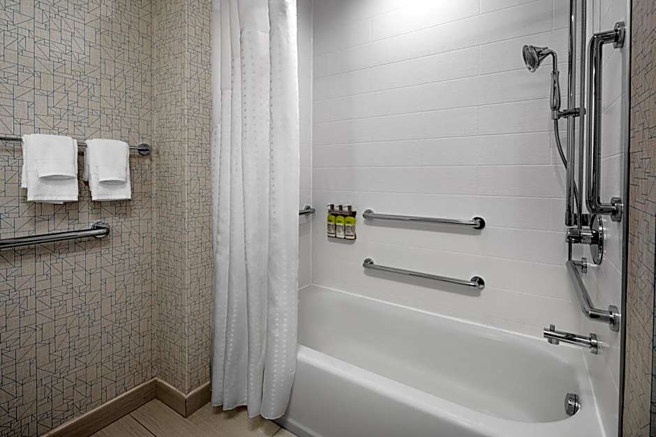 Holiday Inn Express & Suites Woodside LaGuardia Airport By IHG