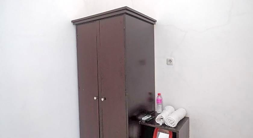 RedDoorz near De La Salle Manado