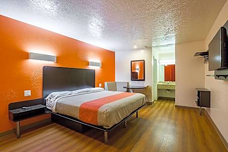 1 King Bed | Non-Smoking, Micfridge