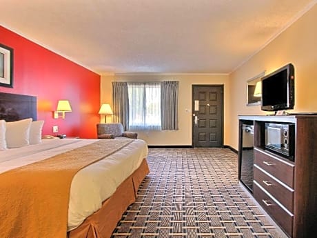 1 King Bed Smoking