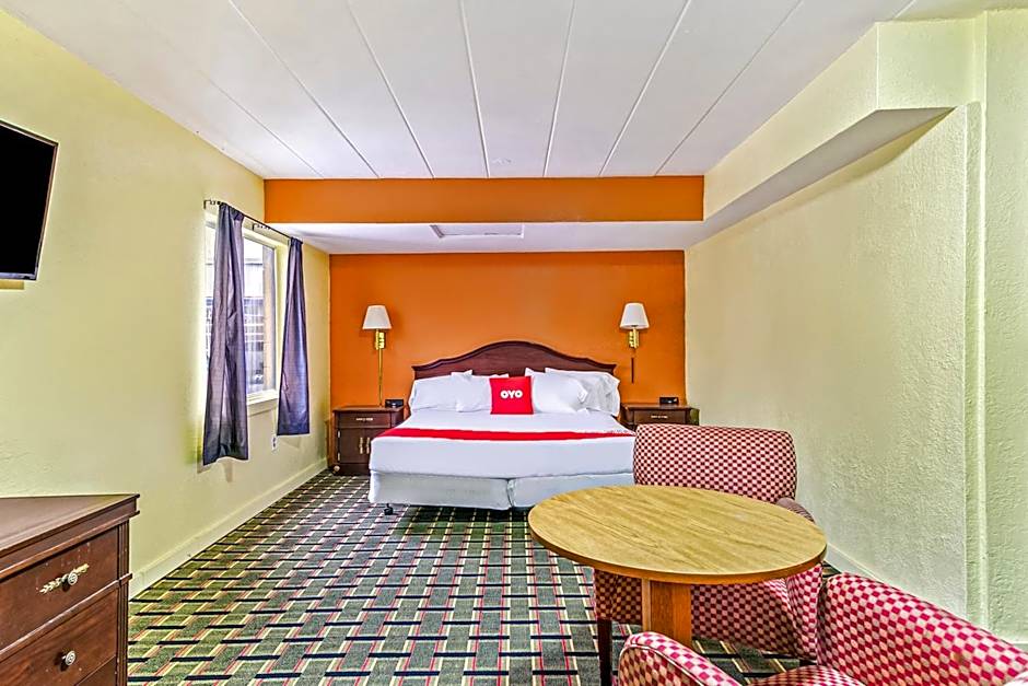 OYO Hotel Downtown Peoria IL I-74