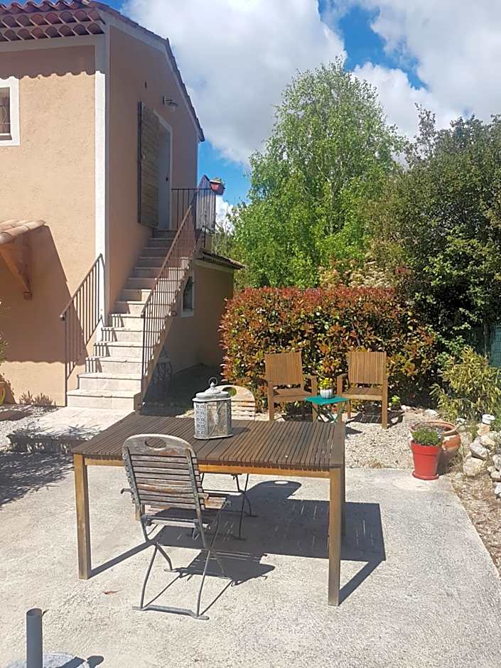 "Les Lauriers" chambre indépendante avec terrasse privée