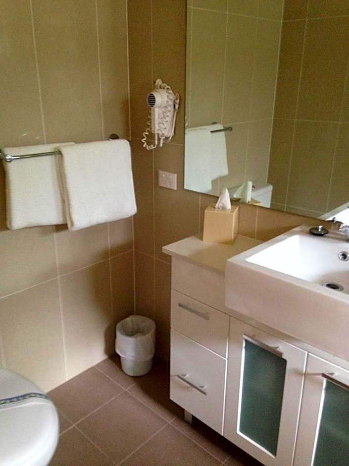 Francis Phillip Motor Inn and The Lodge