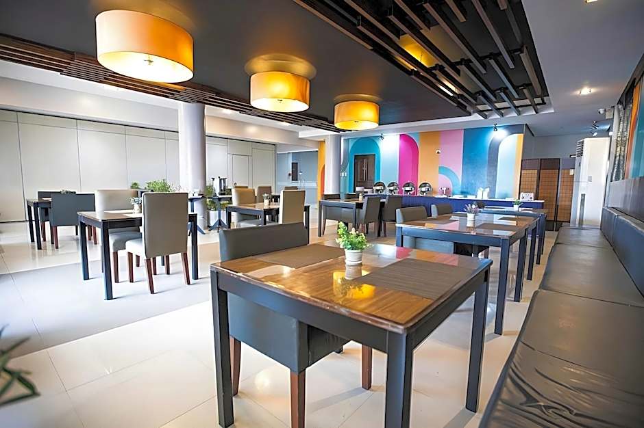 Holiday Suites Business District - Formerly Empire Suites Hotel