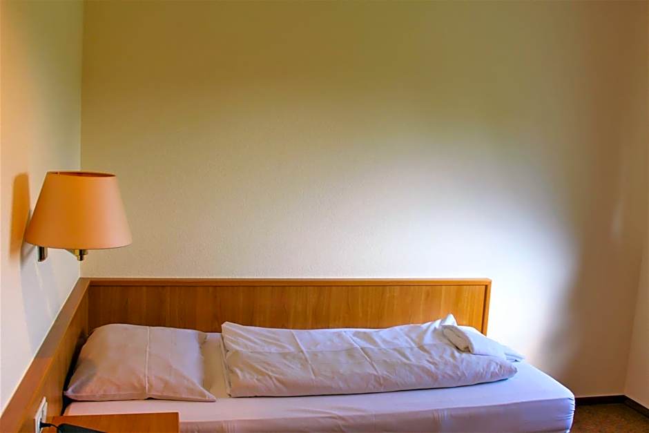 Hotel Alsterquelle 24h Check-in, Free Parking and WiFi