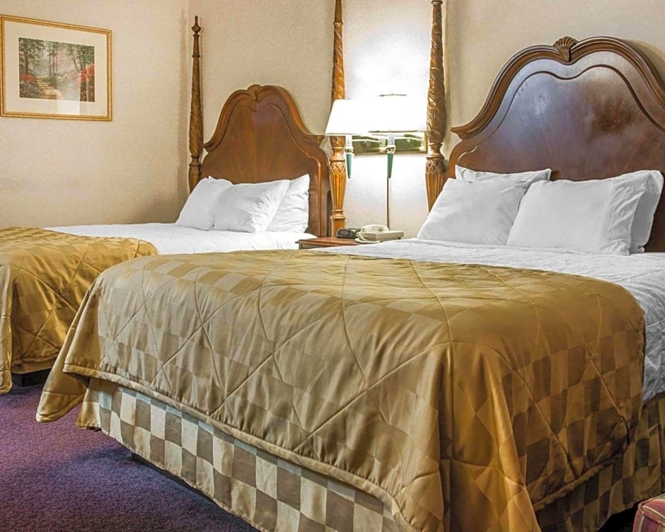 Mackinaw City Clarion Hotel Beachfront
