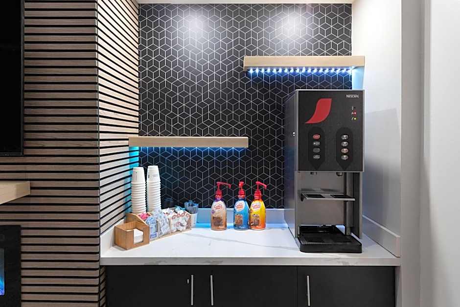 La Quinta Inn & Suites by Wyndham Houston Bush Iah South