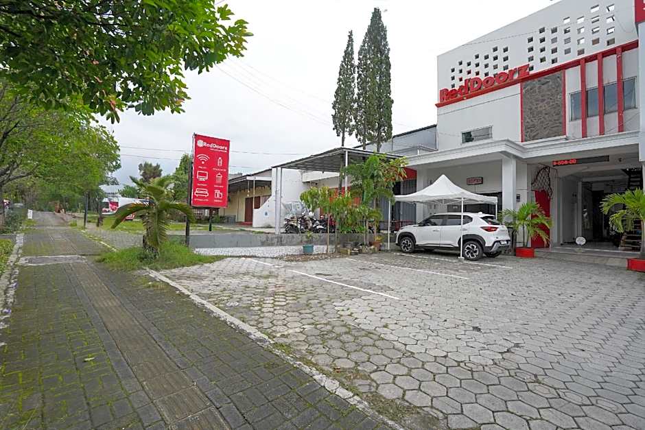 RedDoorz near Alun - Alun Magetan