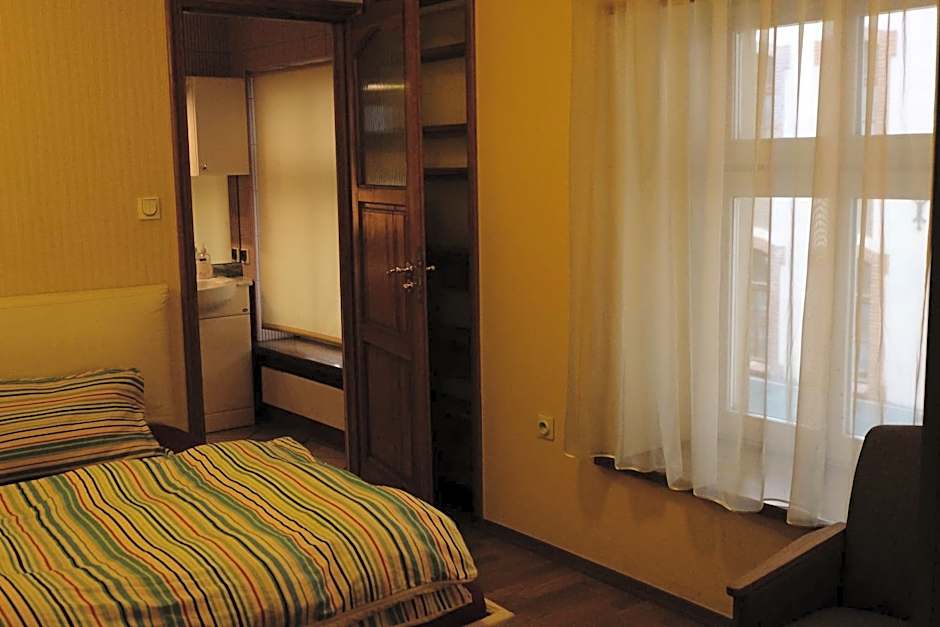 Academus Pub & Guest House