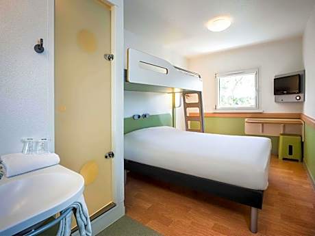 TRIPLE - Room with a large bed and a bunk bed