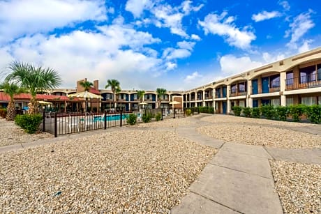 Days Inn by Wyndham San Antonio Splashtown/ATT Center