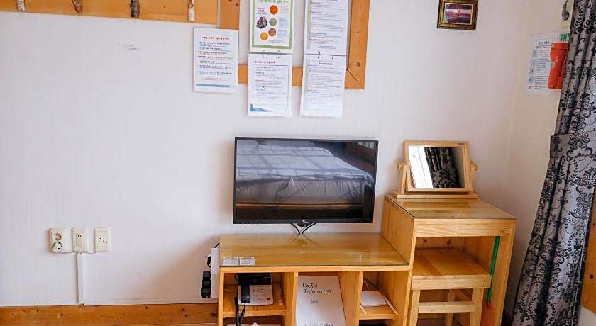 Goodstay White Cabin Pension (Korea Quality)