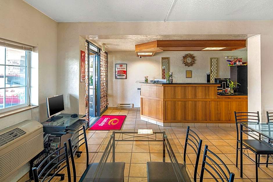 Econo Lodge Inn & Suites Spokane  Airport