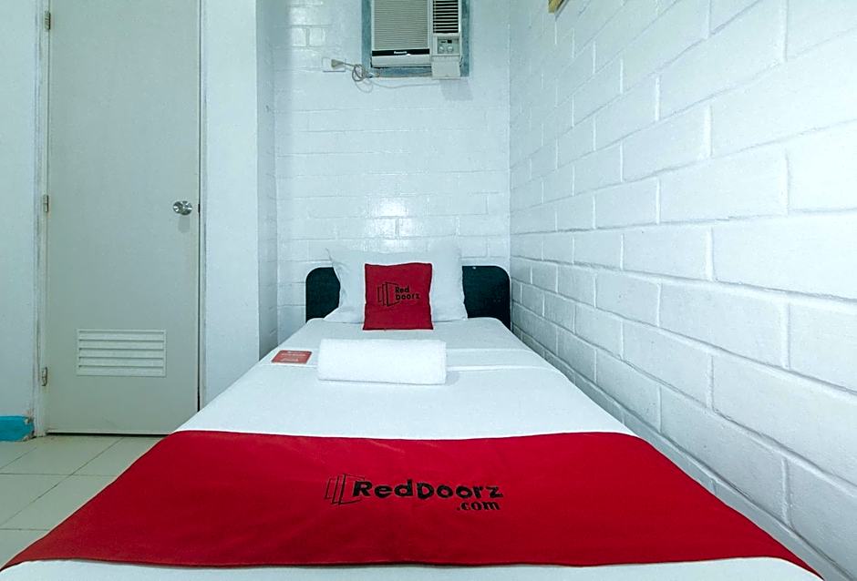 RedDoorz at La Maria Pension And Tourist Inn