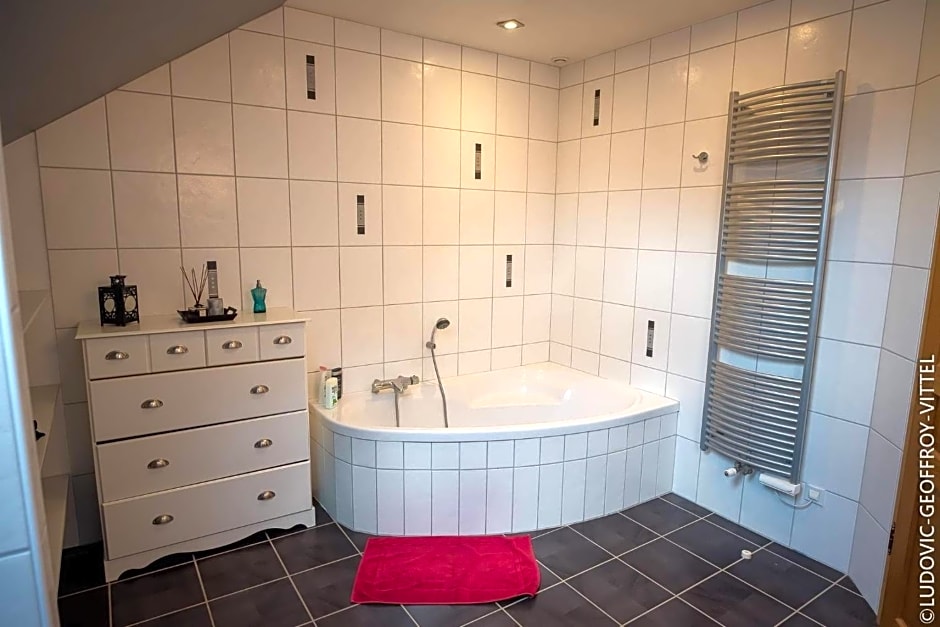 Le Nid d'Alex Spa , Rando et table d'hôte