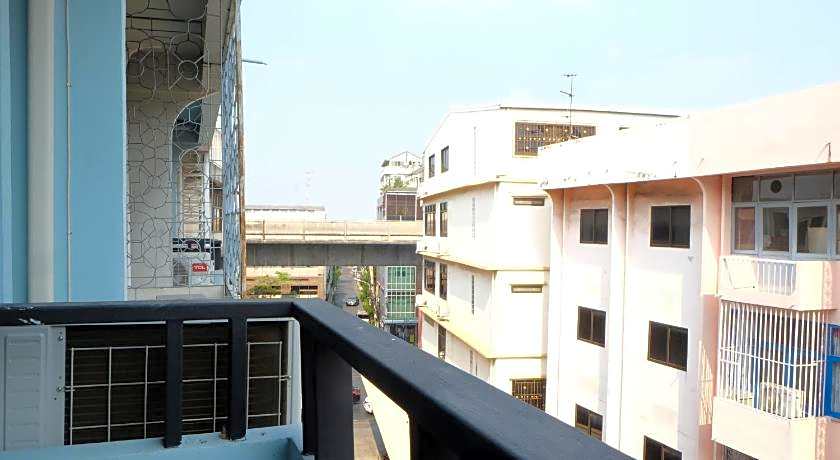 Sleep with Me Bangkok - BTS Phra Khanong