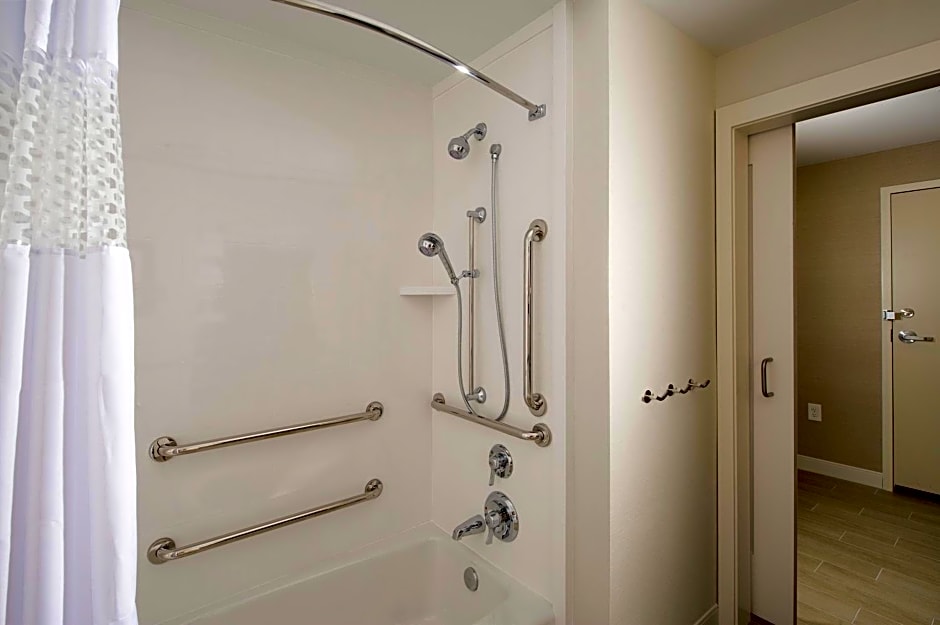 Hampton Inn & Suites Falls Church