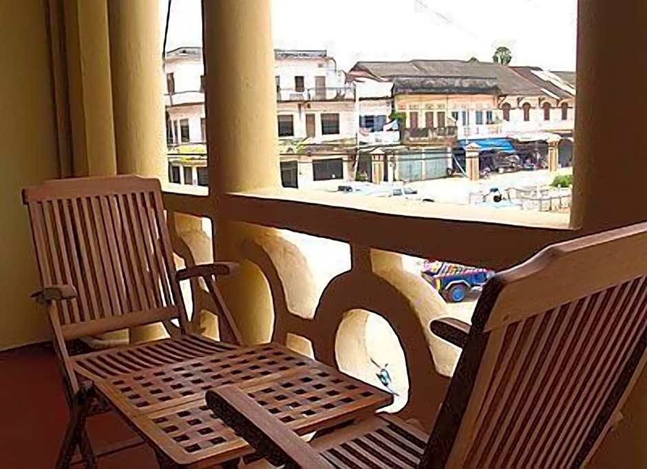 Inthira Thakhek