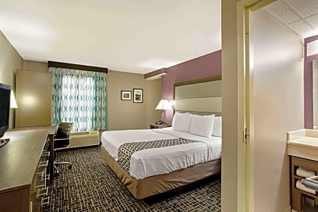 Deluxe King Suite - Non-Smoking