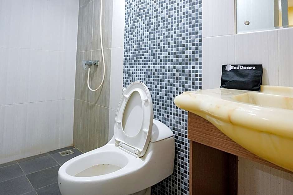 RedDoorz at Hotel Mayang Sari 1