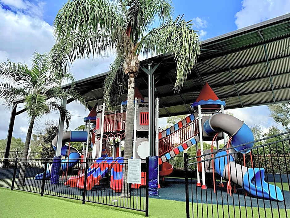 Palm and Pawn Motor Inn