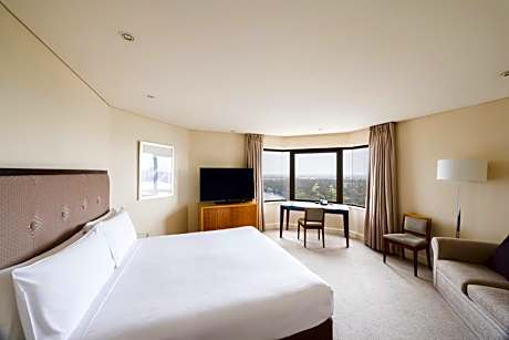 Classic King Room with Panoramic River View - Club Lounge Access