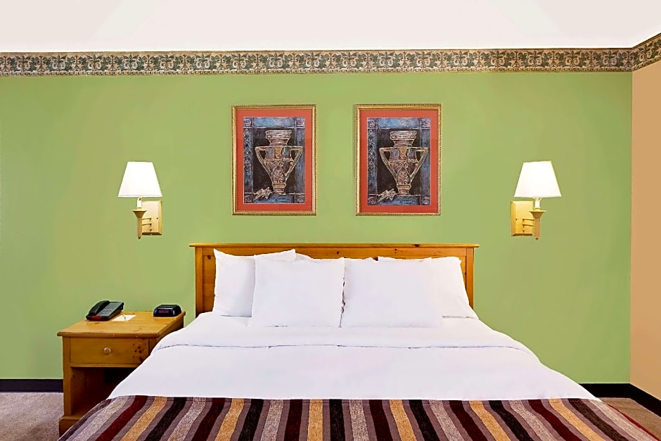 Days Inn & Suites by Wyndham Starkville