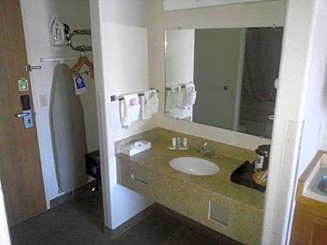 King Room - Accessible/Non-Smoking