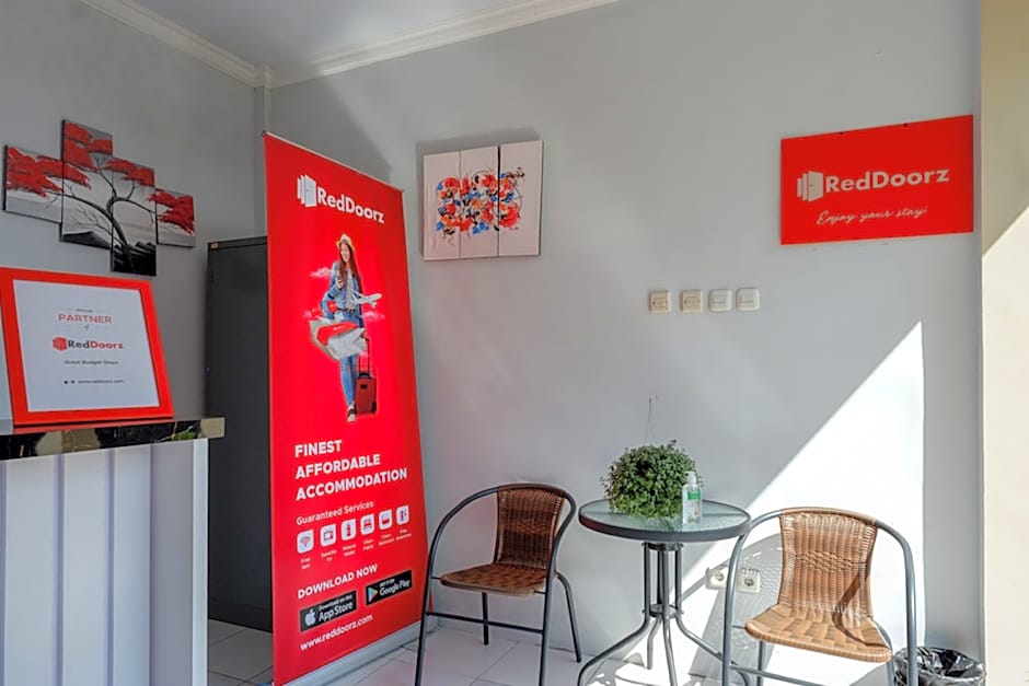 RedDoorz near Padang Golf Adisucipto