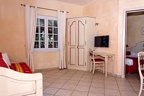 Suite (2 Adults + 2 Children) with Kitchen