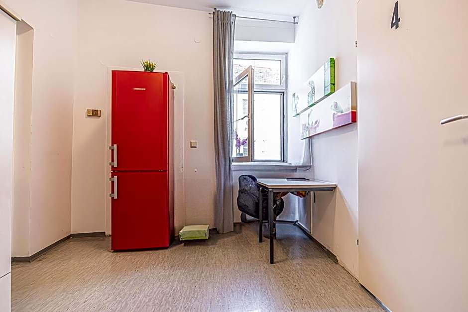 Near Schönbrunn - Economy Rooms in Shared Apartment at Meidling Train Station