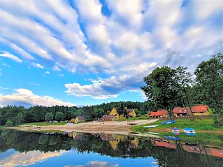 Złoty Potok Resort OFERTA LATO 2026 Domki nad Jeziorem Złotnickim Prywatna Plaża Camping Pokoje tuż przy Lesie oraz Restauracja