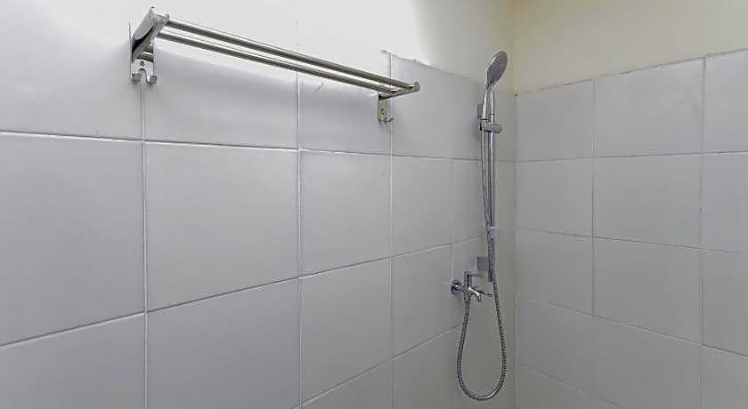 RedDoorz near RS Sari Asih Ciledug