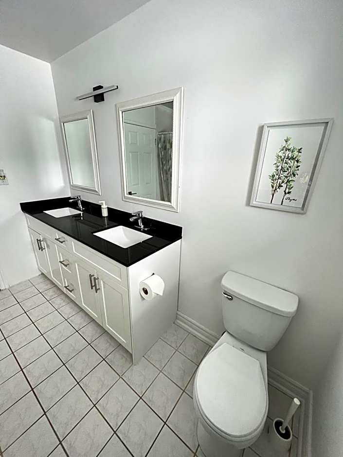 Letitia Heights !D Quiet and Stylish Private Bedroom with Shared Bathroom