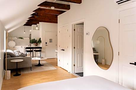 Studio Apartment queen size bed