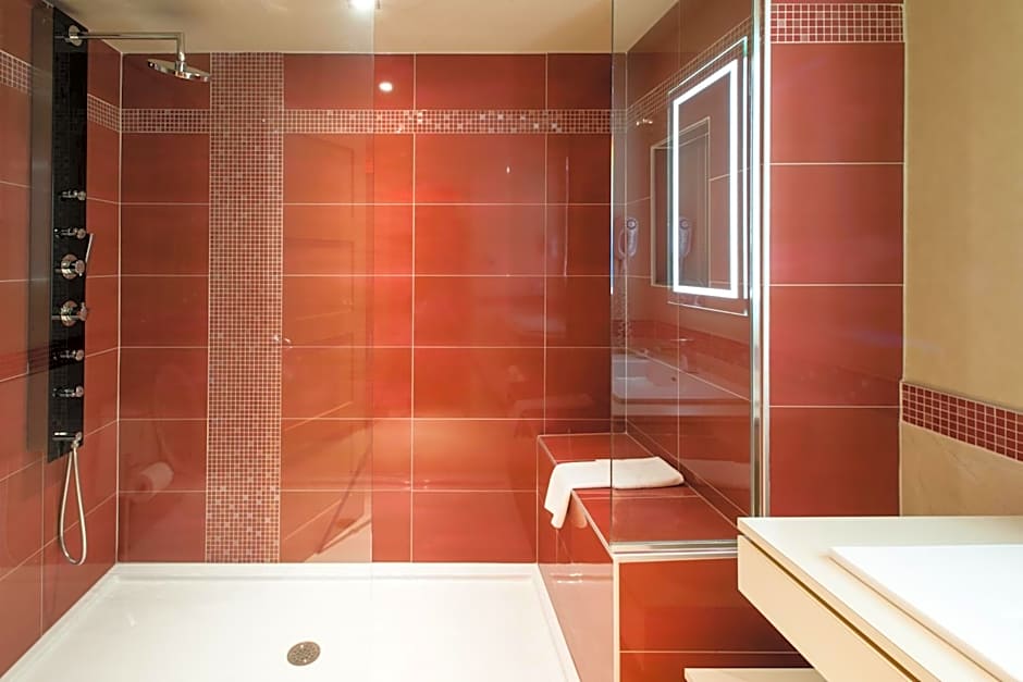 Le Chabrol Hotel & Suites